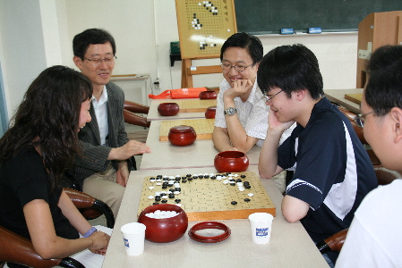 圍棋學系研究生亦來跟我們下指導棋